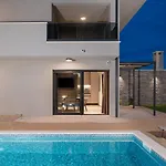 Luxury David 2 Heated Pool
