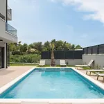 Luxury David 2 Heated Pool Vila